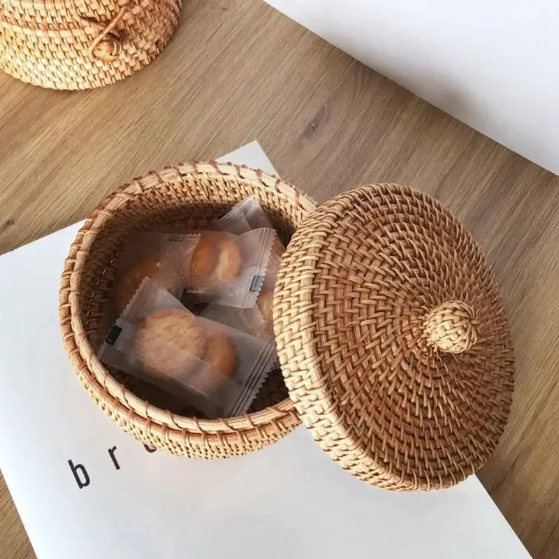 Boîte ronde en osier avec bouton tressé - panier en osier