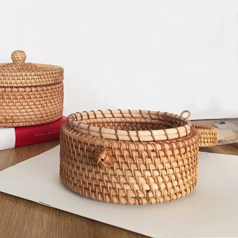 Boîte ronde en osier avec bouton tressé - panier en osier