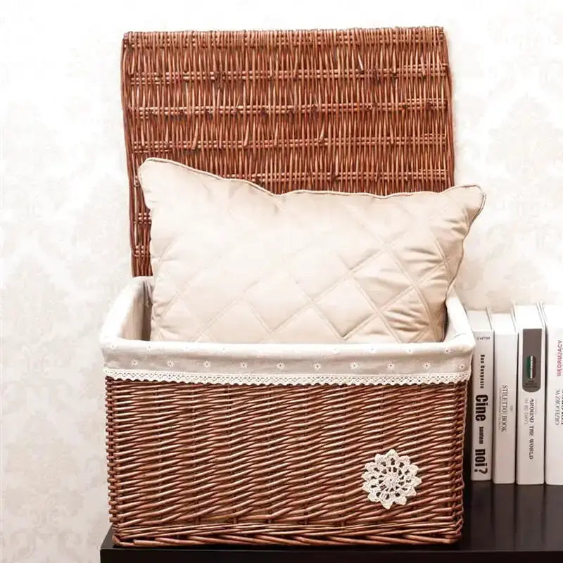 Panier à linge en osier rectangulaire avec couvercle ouvert, doublure en tissu blanc