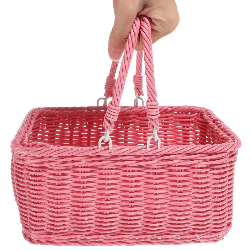 Panier de marché rose en osier rectangulaire, idéal pour transporter fruits, légumes ou produits frais.