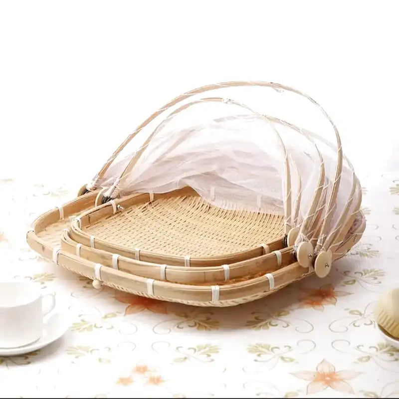 Panier en osier avec cloche protectrice