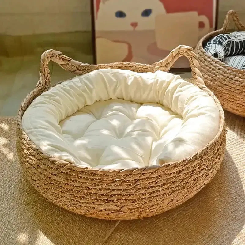 corbeille pour chat en osier utilisée comme couchage doux
