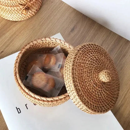 Boîte ronde en osier avec bouton tressé - panier en osier