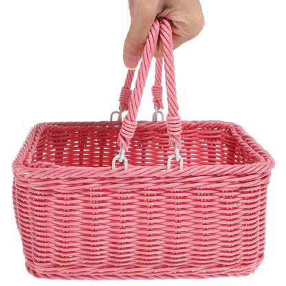 Panier de marché rose en osier rectangulaire, idéal pour transporter fruits, légumes ou produits frais.
