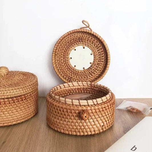 Boîte ronde en osier avec bouton tressé