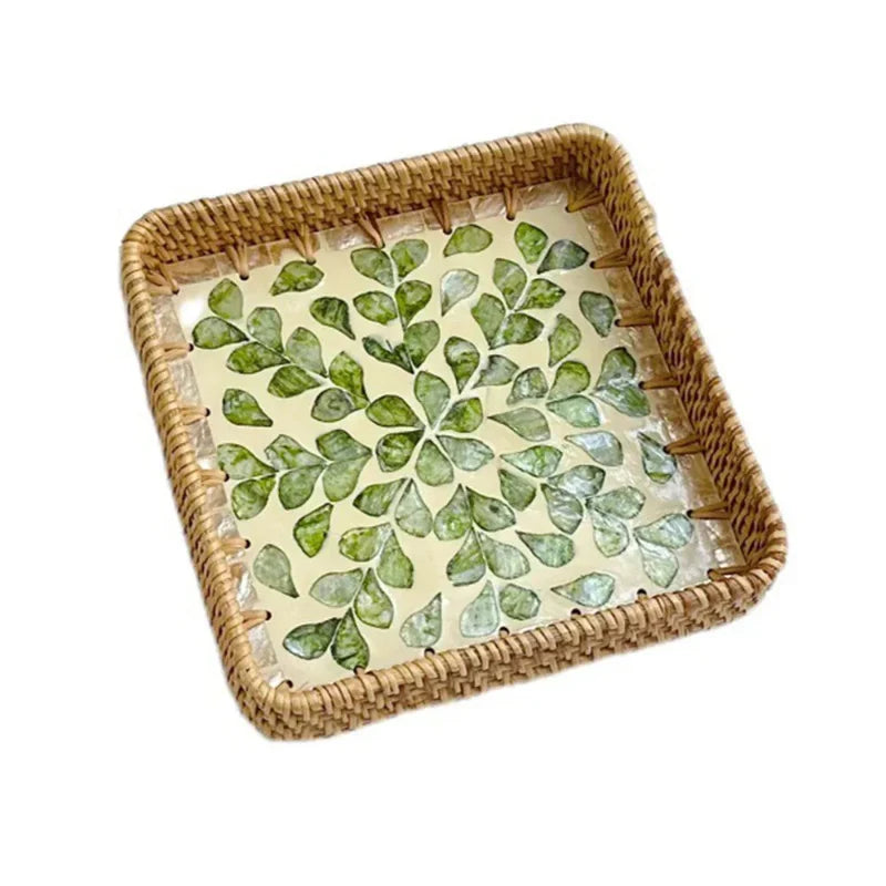 Plateau en osier rectangulaire décoratif avec panier en osier, idéal pour la décoration intérieure ou la présentation de mets.