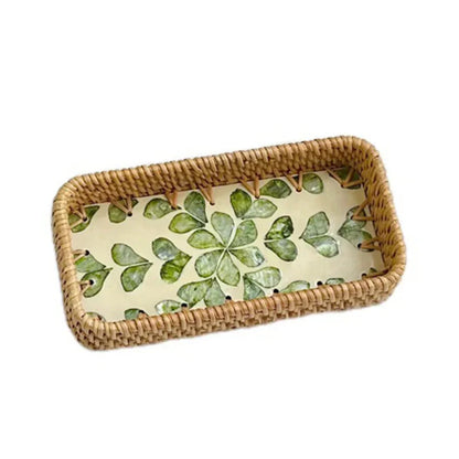Plateau en osier rectangulaire décoratif, panier en osier pour présentation ou décoration intérieure.