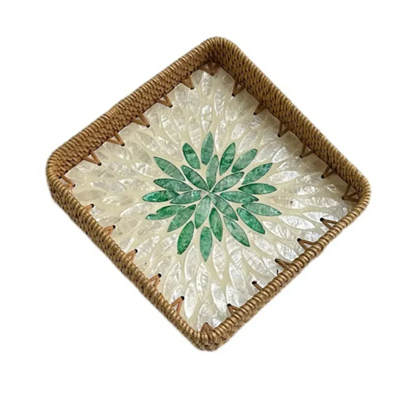 Plateau en osier rectangulaire décoratif, panier en osier, surface tissée naturelle pour présentation ou décoration intérieure.