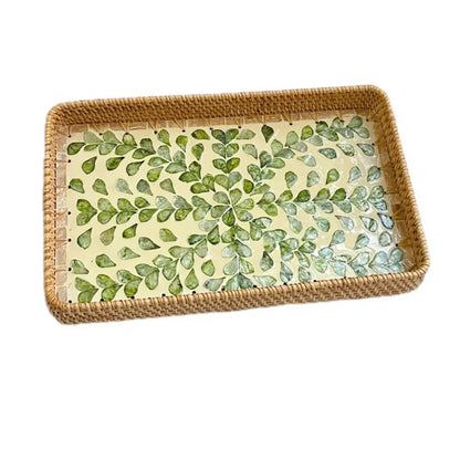 Plateau en osier rectangulaire décoratif avec poignée, idéal pour la décoration ou le service. Panier en osier artisanal.