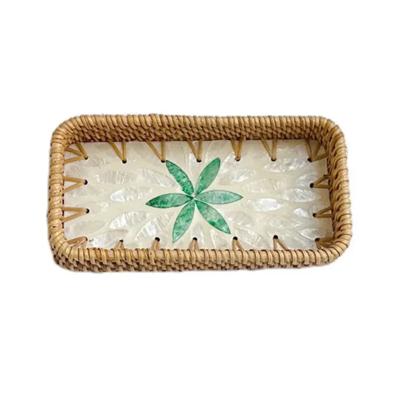 Plateau en osier rectangulaire décoratif avec poignée en osier naturel, idéal pour la présentation ou la décoration intérieure.