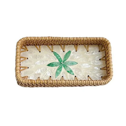 Plateau en osier rectangulaire décoratif avec poignée en osier naturel, idéal pour la présentation ou la décoration intérieure.