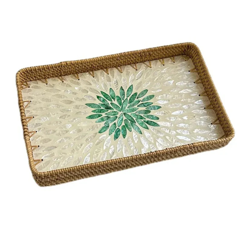 Plateau en osier rectangulaire décoratif avec poignée, idéal pour la présentation ou la décoration intérieure.